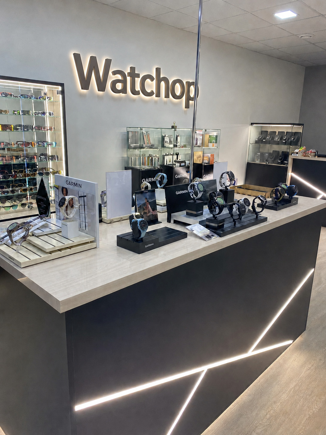 Стойка магазина Watchop с логотипом и часами Garmin